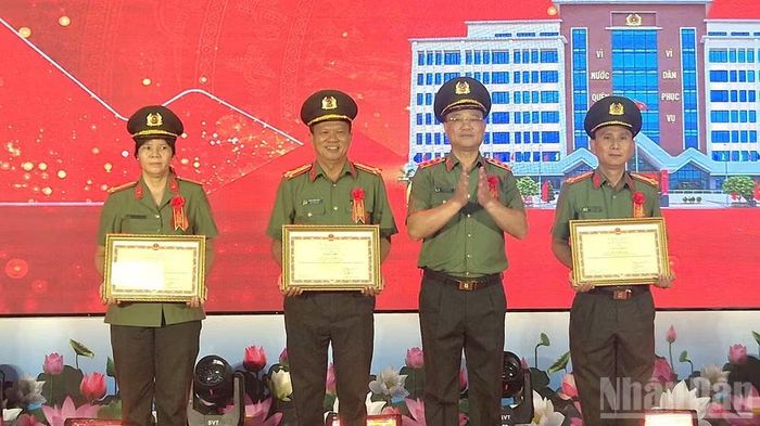 Thượng tướng Phạm Thế Tùng, Ủy viên Trung ương Đảng, Thứ trưởng Công an trao bằng khen của Bộ Công an cho cá nhân có thành tích xuất sắc trong công tác thành lập trường.