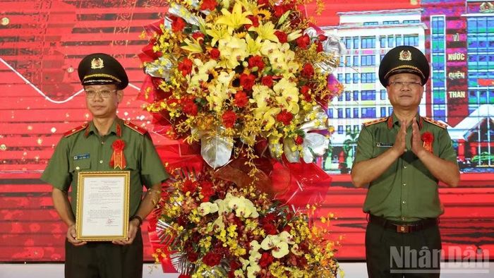 Thượng tướng Phạm Thế Tùng, Ủy viên Trung ương Đảng, Thứ trưởng Công an trao quyết định thành lập của Bộ Công an cho Giám đốc Công an tỉnh Tây Ninh Vũ Như Hà.