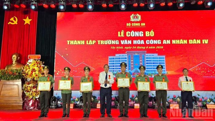 Lãnh đạo Ủy ban nhân dân tỉnh Tây Ninh trao Bằng khen của Chủ tịch Ủy ban nhân dân tỉnh cho 6 tập thể và 1 cá nhân có thành tích xuất sắc trong công tác thành lập trường.