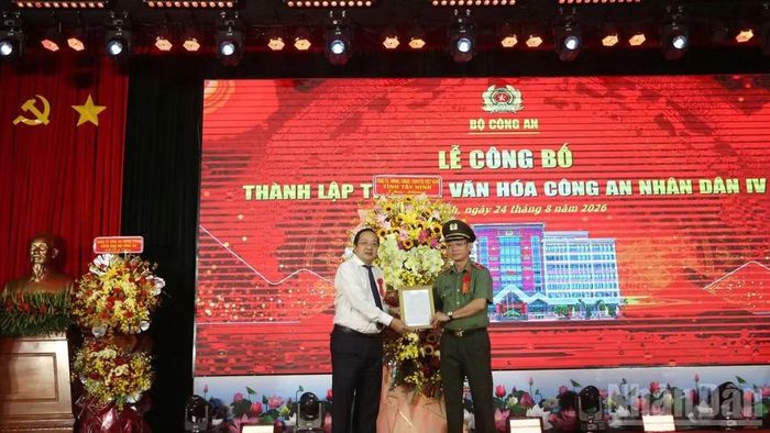 Phó Chủ tịch Ủy ban nhân dân tỉnh Tây Ninh trao quyết định Thành lập Trường tiểu học, trung học cơ sở và trung học phổ thông nội trú Văn hóa Công an nhân dân VI.