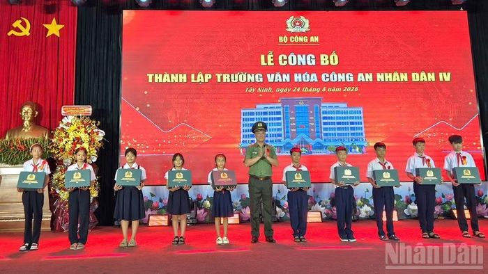 Thượng tướng Phạm Thế Tùng, Ủy viên Trung ương Đảng, Thứ trưởng Công an trao quà cho học sinh.