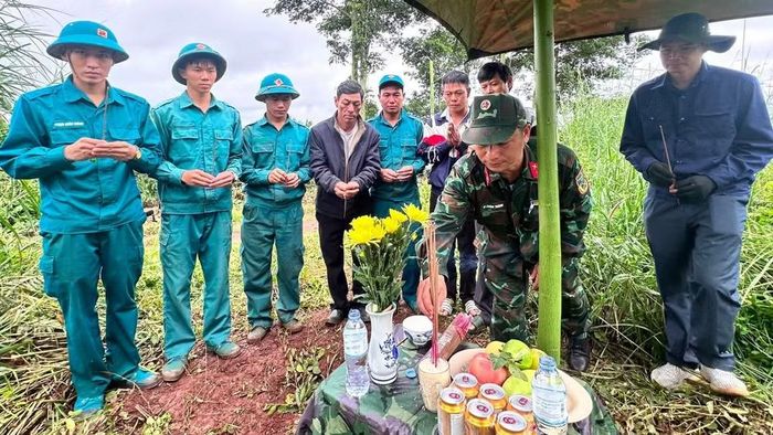 Các đơn vị dâng hoa, dâng hương trước khi khai quật hài cốt liệt sĩ. (Ảnh: Quốc Khánh)