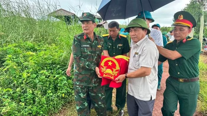 Lãnh đạo Đảng ủy, Ủy ban nhân dân xã, Ban Chỉ huy Quân sự xã Krông Búk và Đội K51 đưa hài cốt liệt sĩ về nơi thờ cúng. (Ảnh: Quốc Khánh)