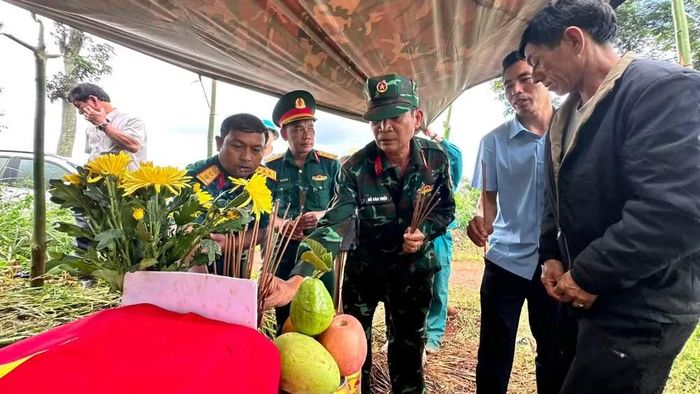 Các đơn vị quy tập dâng hương, hoa quả lên anh linh liệt sĩ. (Ảnh: Quốc Khánh)