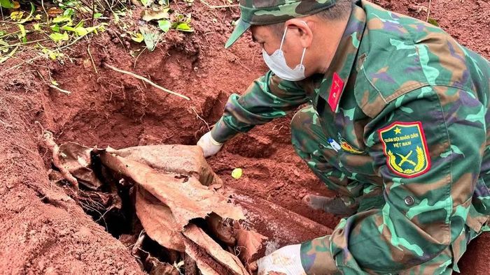 Tìm thấy túi tử sĩ bao bọc hài cốt liệt sĩ và các di vật. (Ảnh: Quốc Khánh)