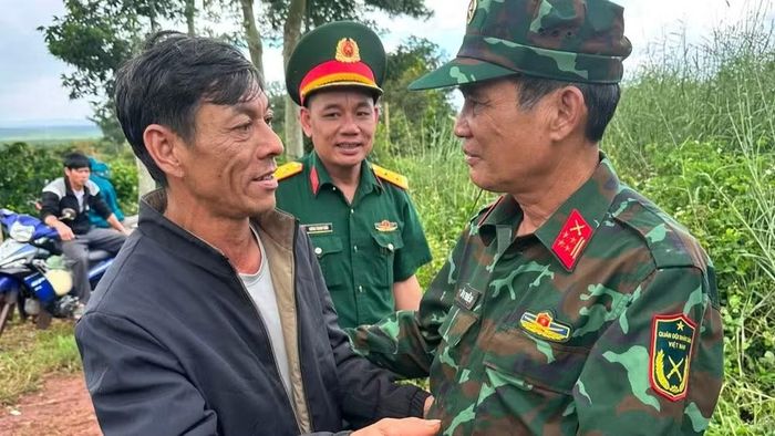 Đại tá Đỗ Văn Thiệu, Chính trị viên Đội K51 thăm hỏi, cảm ơn ông Lê Văn Tuấn đã cung cấp thông tin về hài cốt liệt sĩ. (Ảnh: Quốc Khánh)