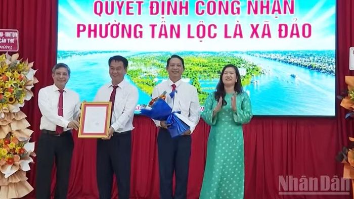Lãnh đạo Thành ủy, Ủy ban nhân dân thành phố Cần Thơ trao quyết định công nhận phường Tân Lộc là xã đảo. (ẢNH: THANH TÂM)