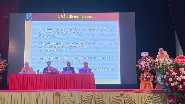 Các đại biểu trình bày tham luận tại hội thảo. (Ảnh: VI ANH)