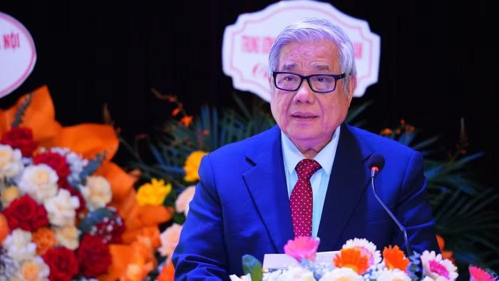 Giáo sư, Tiến sĩ Khoa học, Nhà giáo Nhân dân Vũ Minh Giang, Phó Chủ tịch Hội Khoa học Lịch sử Việt Nam, Chủ tịch Hội đồng Khoa học và Đào tạo Đại học Quốc gia Hà Nội phát biểu đề dẫn hội thảo. (Ảnh: Ban Tổ chức cung cấp)
