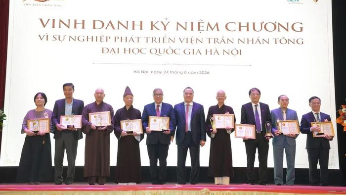 Trao Kỷ niệm chương Vì sự nghiệp phát triển Viện Trần Nhân Tông cho các tập thể, cá nhân có nhiều đóng góp. (Ảnh: Ban Tổ chức cung cấp)