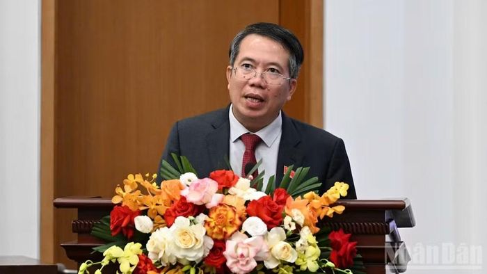 Ông Nguyễn Văn Hiển, Phó Chủ nhiệm Văn phòng Quốc hội thông tin tại buổi họp báo. (Ảnh: DUY LINH)