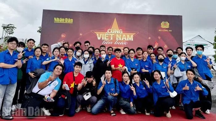 Đông đảo lực lượng sinh viên tham gia Chương trình đi bộ “Cùng Việt Nam tiến bước” năm 2025 trên địa bàn tỉnh An Giang. (Ảnh: QUỐC TRINH)