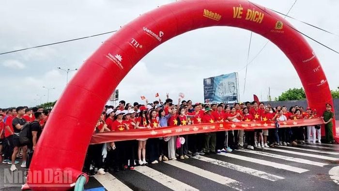 Chương trình đi bộ “Cùng Việt Nam tiến bước” năm 2025 trên địa bàn tỉnh An Giang. (Ảnh: QUỐC TRINH)