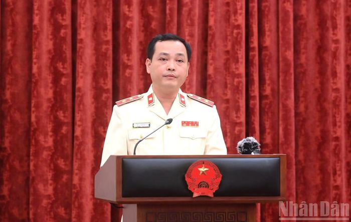 Đồng chí Lê Văn Đông thay mặt các đồng chí Kiểm sát viên Viện Kiểm sát nhân dân tối cao mới được bổ nhiệm phát biểu nhận nhiệm vụ.
