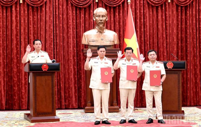 Các đồng chí Kiểm sát viên mới được bổ nhiệm tuyên thệ.