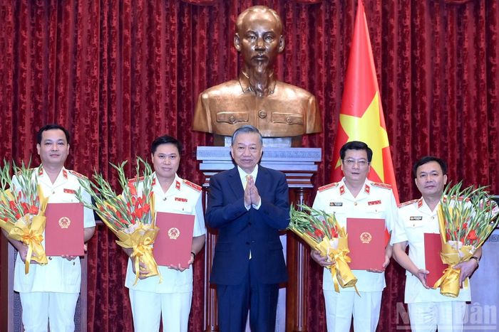 Tổng Bí thư, Chủ tịch nước Tô Lâm trao quyết định bổ nhiệm chức danh Kiểm sát viên Viện Kiểm sát nhân dân tối cao.