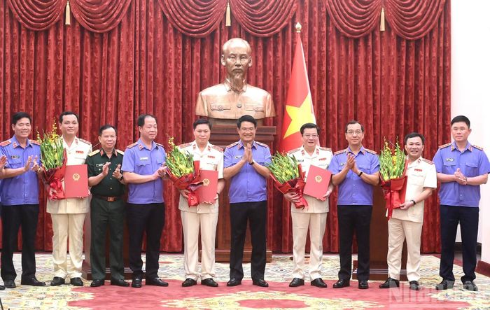 Lãnh đạo Viện Kiểm sát nhân dân tối cao chúc mừng các đồng chí vừa được bổ nhiệm chức danh Kiểm sát viên Viện Kiểm sát nhân dân tối cao.