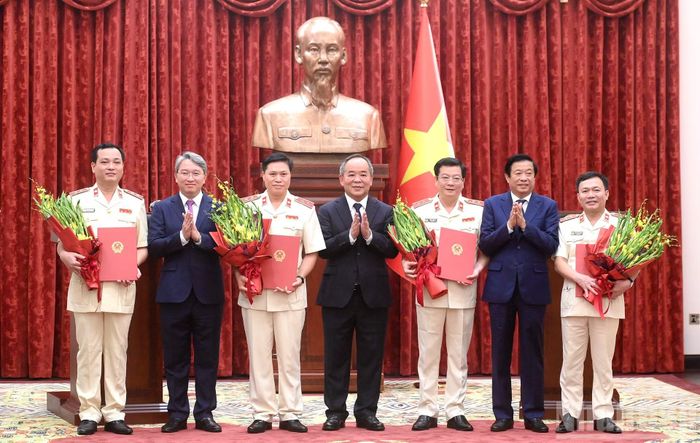Lãnh đạo các cơ quan chúc mừng các đồng chí vừa được bổ nhiệm chức danh Kiểm sát viên Viện Kiểm sát nhân dân tối cao.
