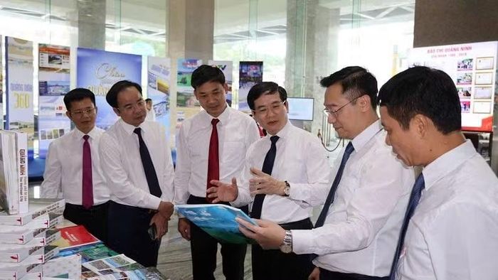 Các đại biểu tham quan các ấn phẩm đặc biệt của Báo và Phát thanh truyền hình Quảng Ninh. (Ảnh: QUANG THỌ)
