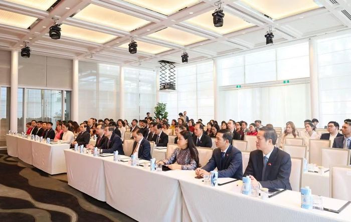 Đông đảo bà con kiều bào và cán bộ Đại sứ quán tham dự buổi gặp gỡ.