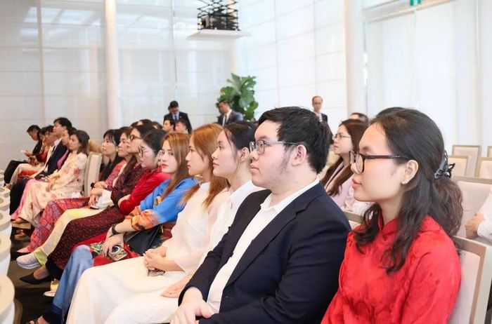 Đông đảo bà con kiều bào và cán bộ Đại sứ quán tham dự buổi gặp gỡ.