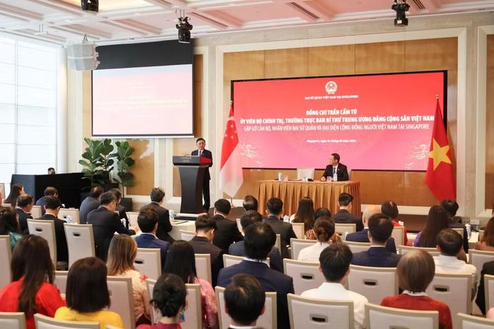 Đông đảo bà con kiều bào và cán bộ Đại sứ quán tham dự buổi gặp gỡ.