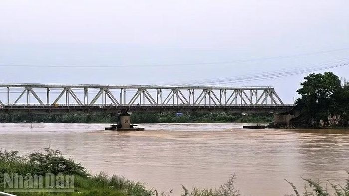Nước trên hạ lưu sông Mã đang lên.