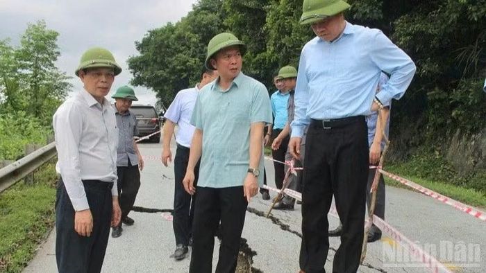 Thứ trưởng Xây dựng Lê Anh Tuấn (ngoài cùng bên trái) thị sát công tác phòng chống mưa bão, khôi phục hạ tầng tại Lạng Sơn. (Ảnh: NGUYỄN THƯƠNG)