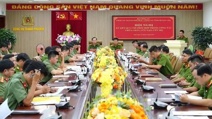 Công an thành phố Huế và Công an tỉnh Quảng Trị ký Quy chế phối hợp trong công tác chữa cháy, cứu nạn, cứu hộ. (Ảnh: Công an thành phố Huế)
