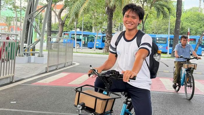 Một hành khách là học sinh đi xe buýt miễn phí vừa nhận được quà là xe đạp điện qua Chương trình bốc thăm. (Ảnh: VÕ LÊ)