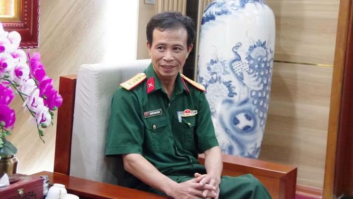 Đại tá, nhà văn Nguyễn Mạnh Hùng phụ trách Đoàn công tác Tạp chí Văn nghệ quân đội. (Ảnh: THỤY PHƯƠNG)