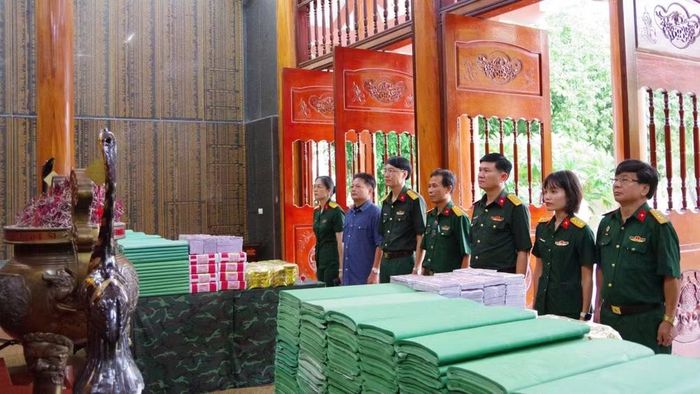 Đoàn công tác dâng hương tưởng niệm các Anh hùng, liệt sĩ tại Nhà tưởng niệm Sư đoàn 324. (Ảnh: THỤY PHƯƠNG)