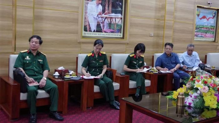 Các văn nghệ sĩ tìm hiểu dữ liệu từ đơn vị. (Ảnh: THỤY PHƯƠNG)
