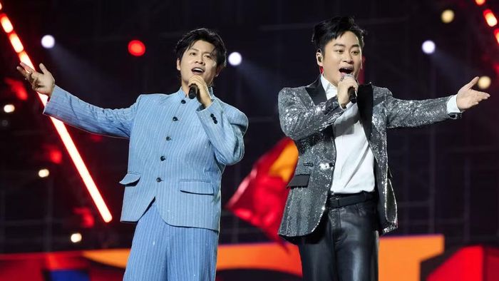 Nhạc sĩ Nguyễn Văn Chung và ca sĩ Tùng Dương đã có màn song ca ấn tượng tại concert quốc gia "Tổ quốc trong tim" tối 23/8. (Ảnh: NVCC)