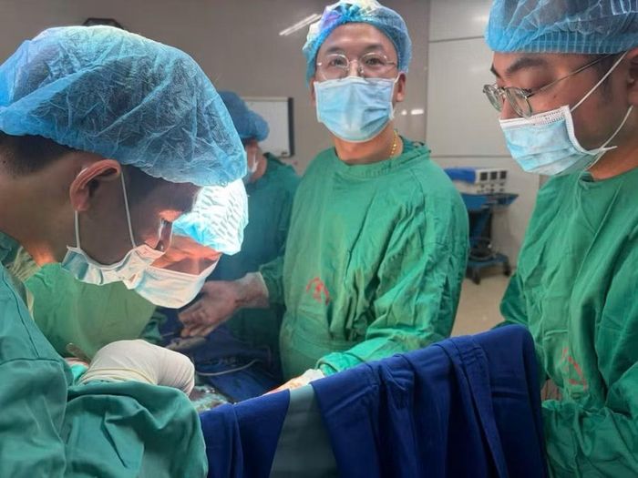 Các bác sĩ nỗ lực giành lại sự sống cho bệnh nhân. (Ảnh: Bệnh viện đa khoa tỉnh Ninh Bình)