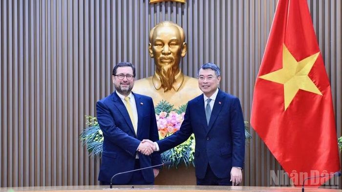 Thủ tướng Chính phủ Lê Minh Hưng và Bộ trưởng Ngoại giao Cộng hòa Chile Francisco Pérez Mackenna. (Ảnh: THANH GIANG)