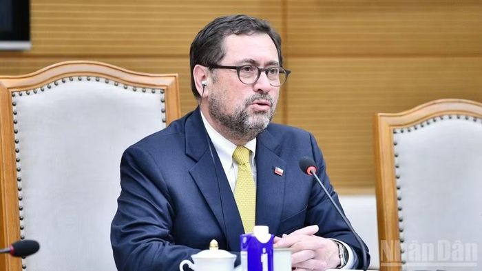 Bộ trưởng Ngoại giao Cộng hòa Chile Francisco Pérez Mackenna phát biểu ý kiến tại buổi tiếp. (Ảnh: THANH GIANG)