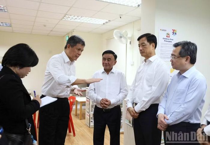 Phó Tổng Thư ký Đảng Hành động Nhân dân, Bộ trưởng Quốc phòng kiêm Bộ trưởng Điều phối dịch vụ công Chan Chun Sing giới thiệu với Thường trực Ban Bí thư Trần Cẩm Tú cách thức lãnh đạo Đảng Hành động Nhân dân Singapore tiếp xúc cử tri.