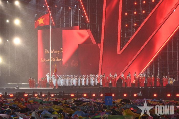 Lễ Thượng cờ dưới mưa trong chương trình. 
