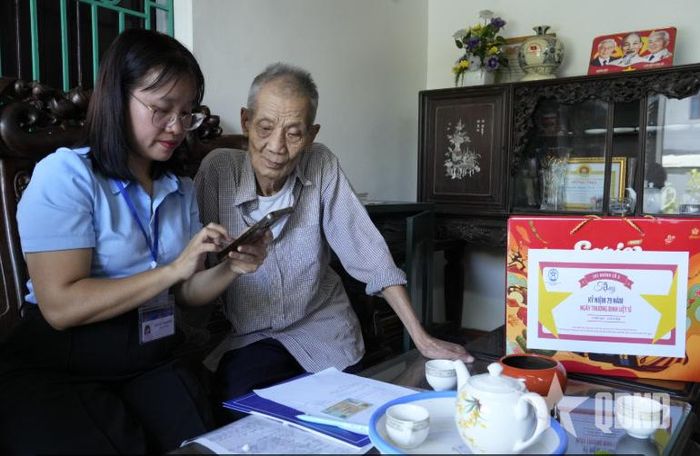 Tổ xung kích Chi nhánh số 9 (Trung tâm Phục vụ hành chính công TP Hà Nội) hỗ trợ công dân cao tuổi làm thủ tục hành chính. Ảnh: VĂN LỢI