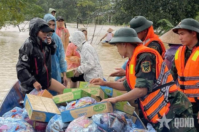  Mỗi khi có thiên tai, quân và dân lại chung tay giúp đỡ, cứu trợ bà con ở vùng bị thiệt hại nặng. Ảnh: NGUYỄN ĐẠT 
