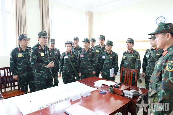  Thủ trưởng Học viện Hậu cần kiểm tra diễn tập, trao đổi với cán bộ, học viên về công tác bảo đảm hậu cần-kỹ thuật cho sẵn sàng chiến đấu và chiến đấu. Ảnh: VĂN LONG 