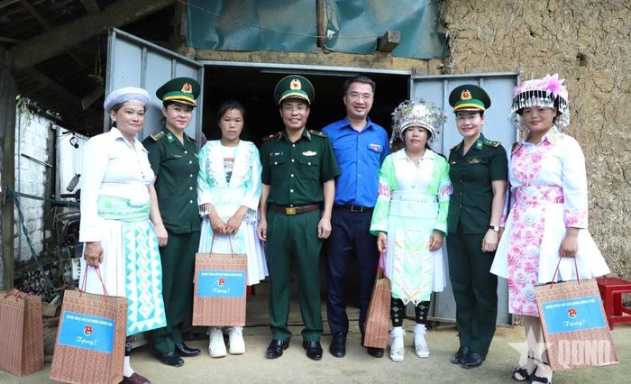Lãnh đạo Bộ đội Biên phòng cùng các đại biểu tham gia khởi công công trình “Thắp sáng đường biên-Đường cờ Tổ quốc” tại xóm Bản Quang, xã Trà Lĩnh, tỉnh Cao Bằng. Ảnh: NGỌC LÂM