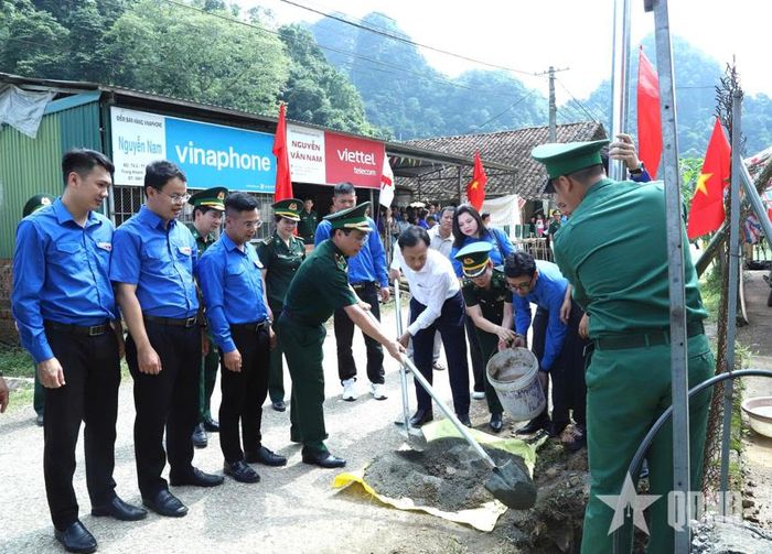 Lãnh đạo Bộ đội Biên phòng cùng các đại biểu tham gia khởi công công trình “Thắp sáng đường biên-Đường cờ Tổ quốc” tại xóm Bản Quang, xã Trà Lĩnh, tỉnh Cao Bằng. Ảnh: NGỌC LÂM