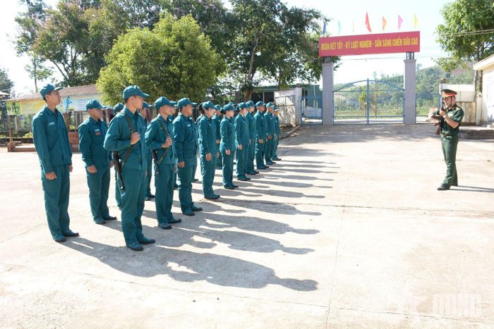  Huấn luyện sử dụng súng tiểu liên AK tại Ban CHQS xã Đắk Sắk.