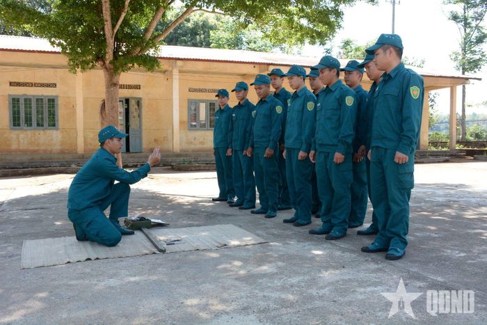  Trung đội trưởng Trung đội Dân quân thường trực hướng dẫn chiến sĩ cách chắp nối đồ dùng gây nổ.