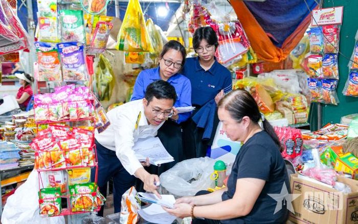 Cán bộ thuế Thủ đô hướng dẫn, đồng hành với hộ kinh doanh trong thực thi chính sách thuế. Ảnh: HƯƠNG GIANG