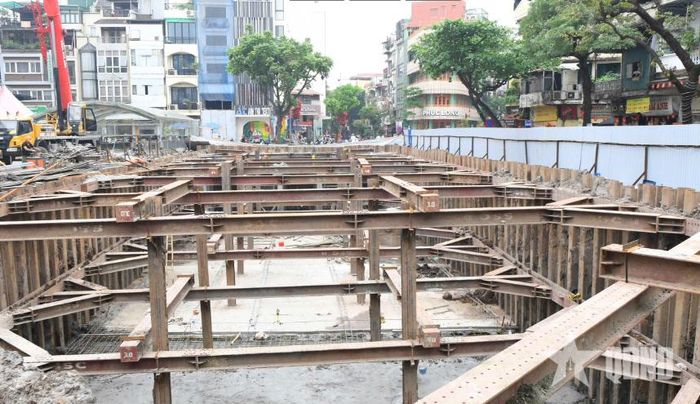 Công trình bể ngầm khu vực chợ Hàng Da (giai đoạn thi công tháng 4-2026). Ảnh: CHUNG HOÀNG