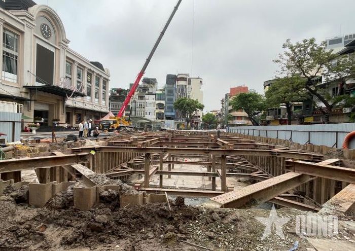 Công trình bể ngầm khu vực chợ Hàng Da (giai đoạn thi công tháng 4-2026). Ảnh: CHUNG HOÀNG