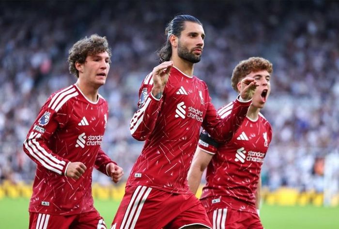 Tin thể thao (24-8): Liverpool thoát thua, Barcelona thắng tưng bừng. Trong ảnh: Szoboszlai ăn mừng bàn thắng từ chấm 11m mang về 1 điểm cho Liverpool. Ảnh: Premier League